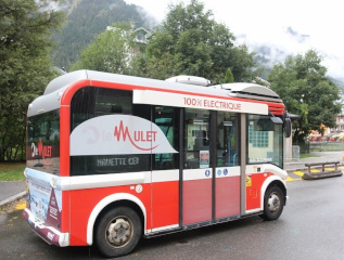 シャモニー街を走るバス